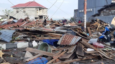 Fuerte terremoto sacude Indonesia y deja 55 muertos y 700 heridos
