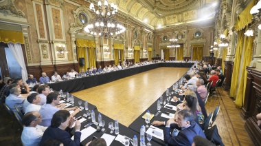 Kicillof rearma al peronismo en Buenos Aires contra el DNU de Milei
