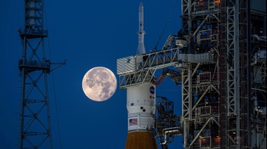 La NASA quiere lanzar la misión a la Luna antes de que el cohete caduque
