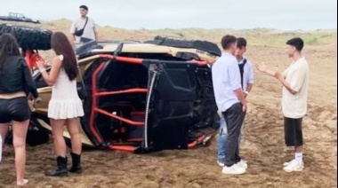 Le pidieron que cambie la música, se enojó y los pisó con un arenero