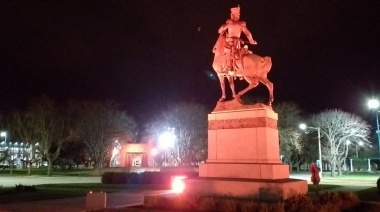 El municipio iluminó monumentos de naranja en el marco del Día Nacional del TDAH