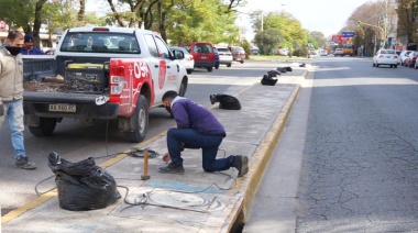 Personal de Servicios Públicos retiró vieja cartelería del microcentro