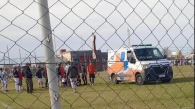 Un jugador de fútbol senior se descompensó en un partido y murió minutos después