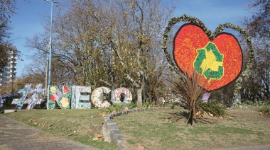 Se inauguró un corazón recolector de tapitas en la Plaza Dardo Rocha