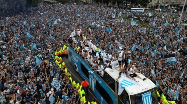 Locura de los hinchas de Racing para recibir al campeón en el Obelisco