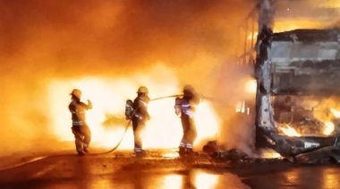 Se incendió un colectivo repleto de pasajeros en la Ruta 2