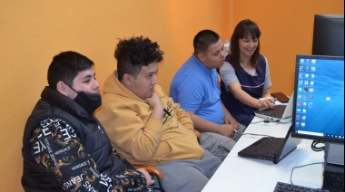 Adolescentes con discapacidad se capacitan en los cursos municipales de Informática  