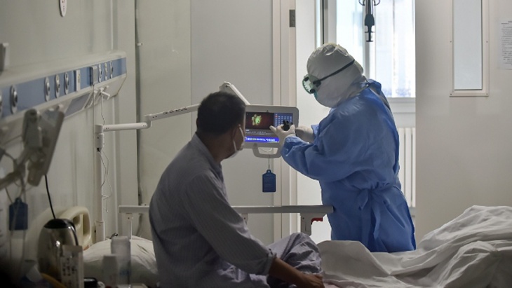 En la provincia de Buenos Aires, la ocupación de camas de Unidad de Terapia Intensiva (UTI) alcanzaba el 69,92 por ciento en los hospitales públicos y privados