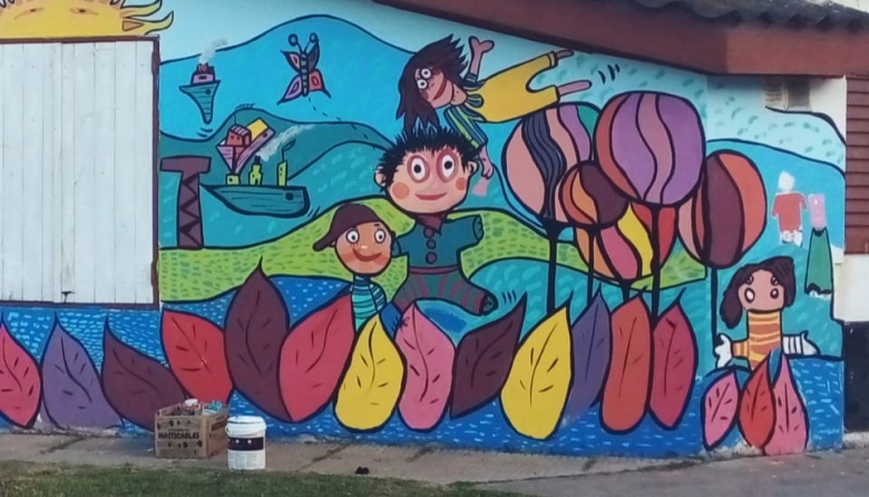 Con el boceto del alumnado de Barrio Cultura, pintaron mural en el CAPS Puerto