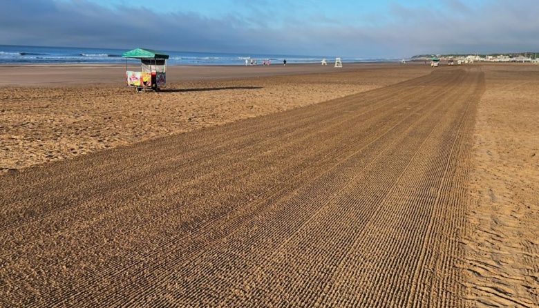 La barredora de arena trabaja en las playas de Necochea a doble turno