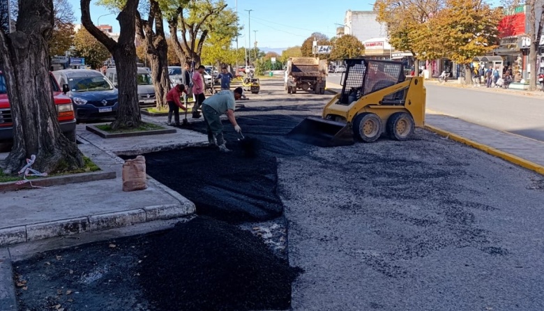 El municipio sigue con los trabajos de bacheo en las dársenas de estacionamiento céntricas