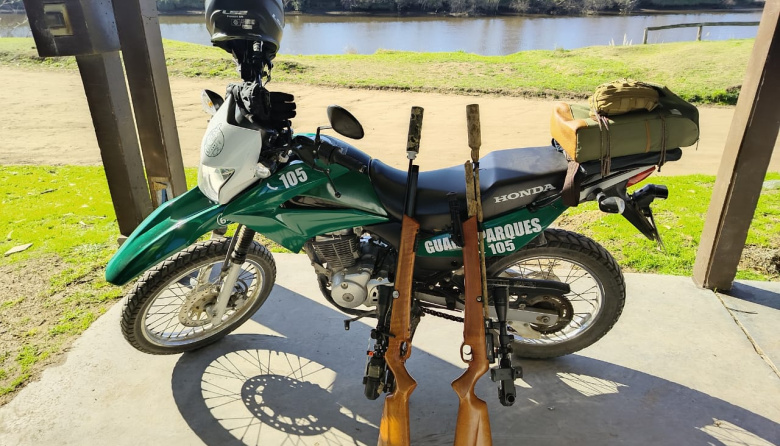 Secuestraron rifles en la ribera y se enfatiza en que la caza está prohibida en lugares públicos