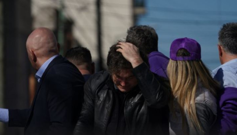 Gravísima agresión a Javier Milei en Lomas de Zamora: piedrazos, caos y evacuación de urgencia