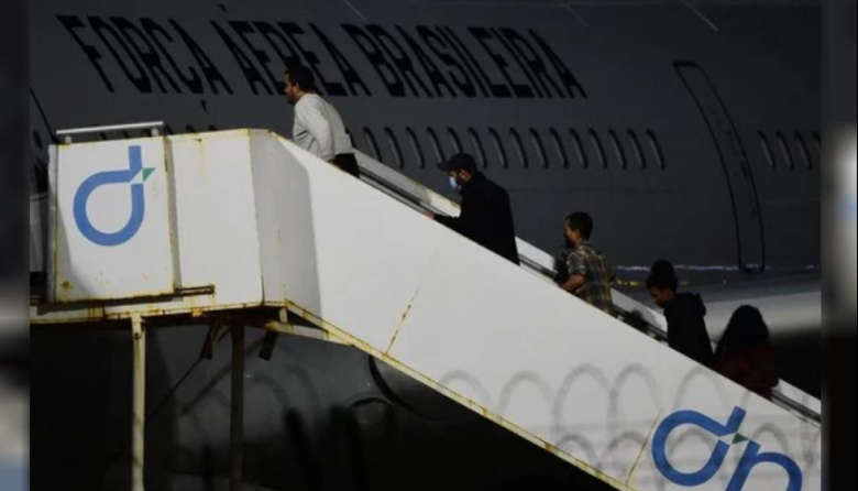 Trump no perdona ni a los argentinos y un grupo de deportados viaja hacia Buenos Aires