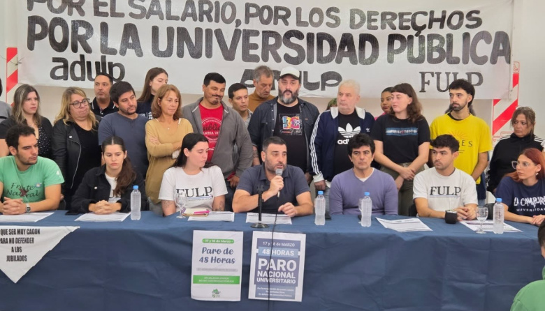 El Gobierno de Milei admite que docentes universitarios perdieron casi el 30% del salario