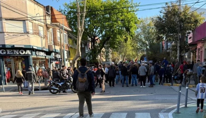 La bronca de un comerciante de la calle Güemes que perdió el día por el acto de Milei: "¿La única motosierra es contra las pymes?"