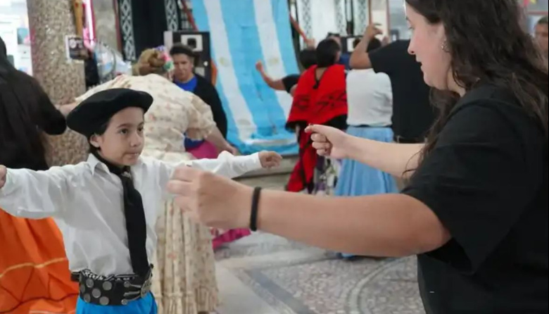 El Día de la Tradición llenó de música y aromas la Galería Central
