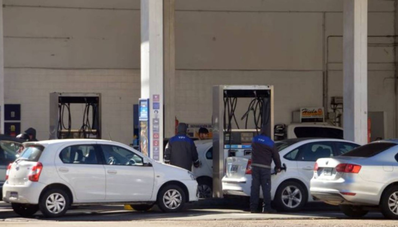 Más intendentes imponen tasas municipales a la carga de combustible y se reaviva la polémica