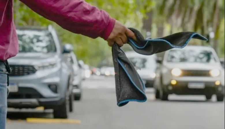 Un “trapito” pedía $10.000 a turistas o no los dejaba estacionar en la zona de la playa