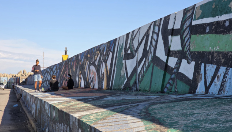 Comenzó la restauración del mural “Reflejos”, una obra emblema de la identidad portuaria de Necochea