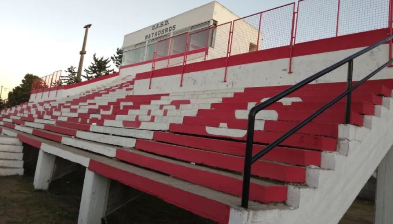 Vecinos desaprensivos arrojaron basura en el predio auxiliar de Mataderos y el club los denunció