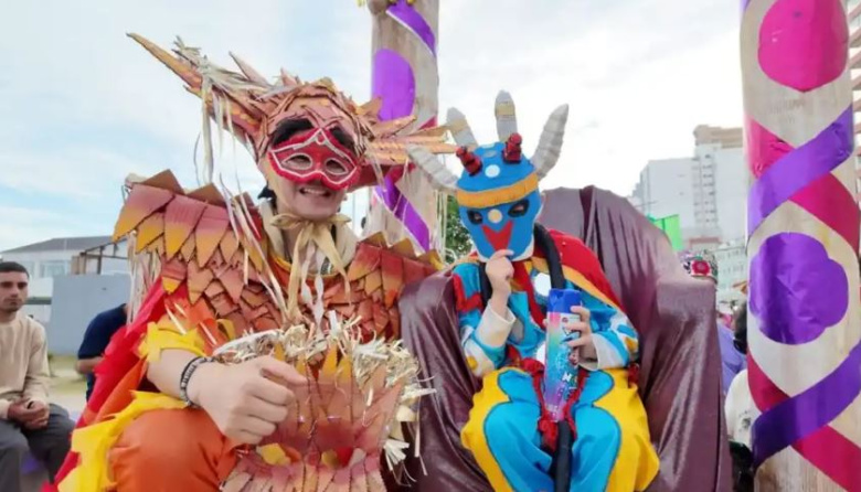 El carnaval de máscaras volvió a llenar de color la villa balnearia