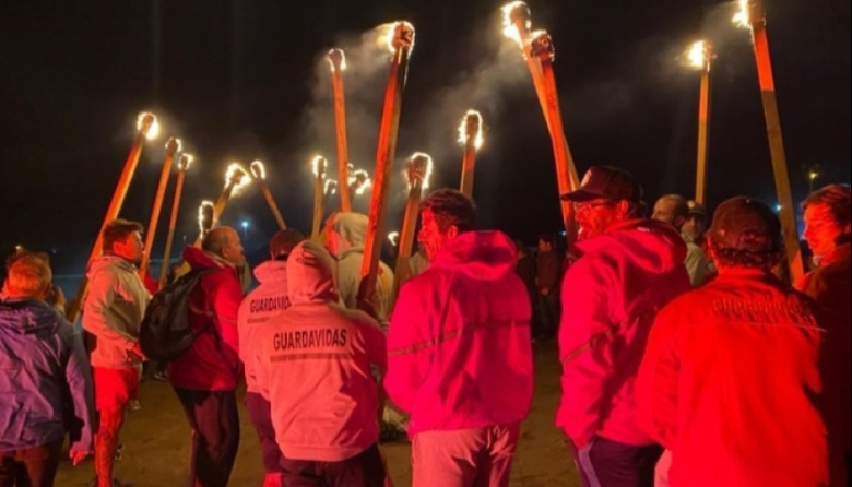 Ceremonia de Antorchas: Necochea y Quequén rinden homenaje a sus guardavidas