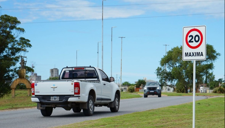 Colocaron señalética vial en el sector del Puente Dardo Rocha y seguirán en otros puntos clave