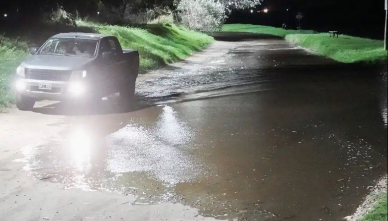 Crecida del río con algunos desbordes en el paseo de la ribera