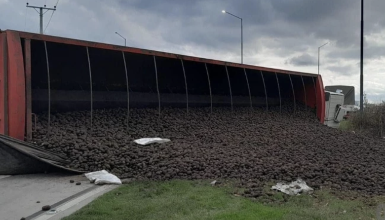 Volcó un camión cargado con papas en una rotonda y generó caos de tránsito