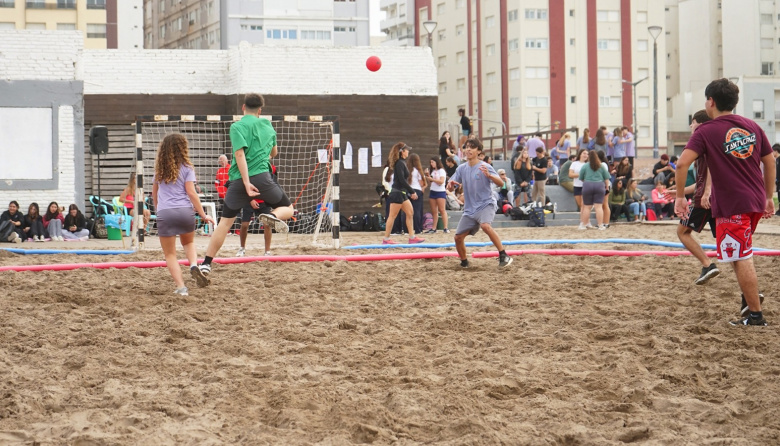 Los alumnos secundarios disfrutaron de jugar en la arena: “Usar la playa para recreación está bueno”