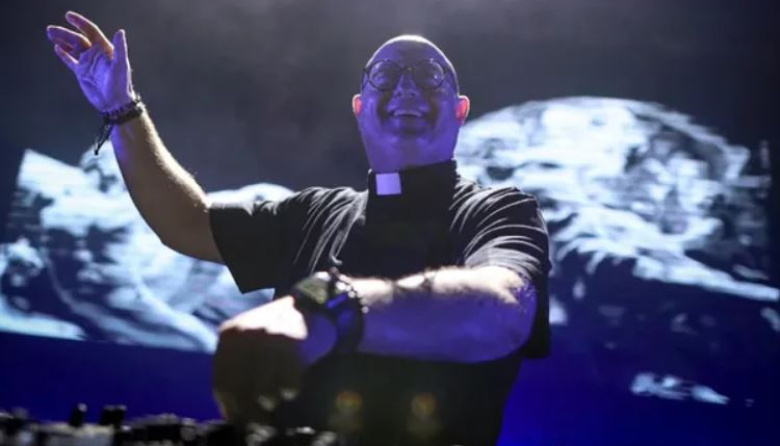 El cura DJ Guilherme Peixoto y una "misa electrónica" en Plaza de Mayo a casi un año de la muerte de Francisco