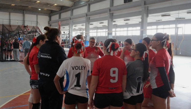 Las chicas de la Escuela Municipal de Vóley tuvieron un debut muy favorable en la liga