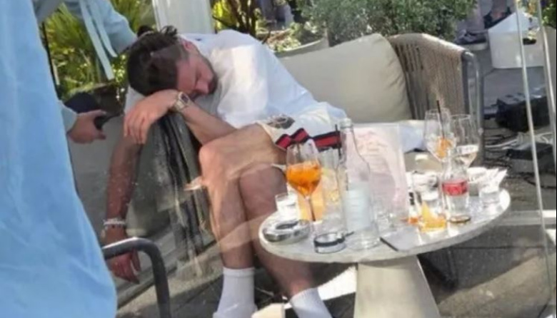 Escándalo en Inglaterra: Jack Grealish fue fotografiado dormido en un bar