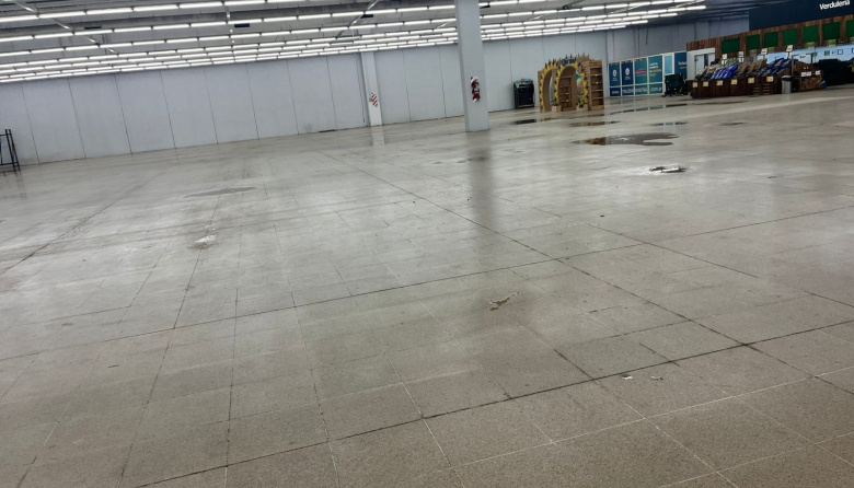 En plena crisis, un supermercado de Necochea se reinventa: canchas de pádel para sostener el empleo