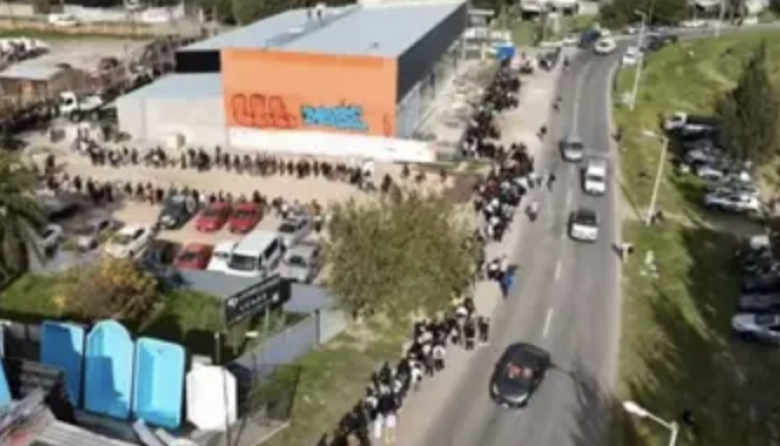 Diez cuadras de fila por 60 empleos: la postal desesperante de un país sin trabajo