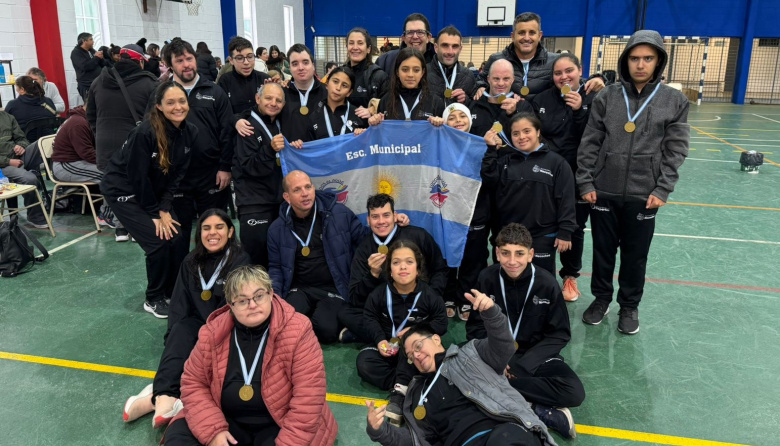La Escuela Municipal «Todos al Agua» debutó en la Liga Regional con un buen número de nadadores