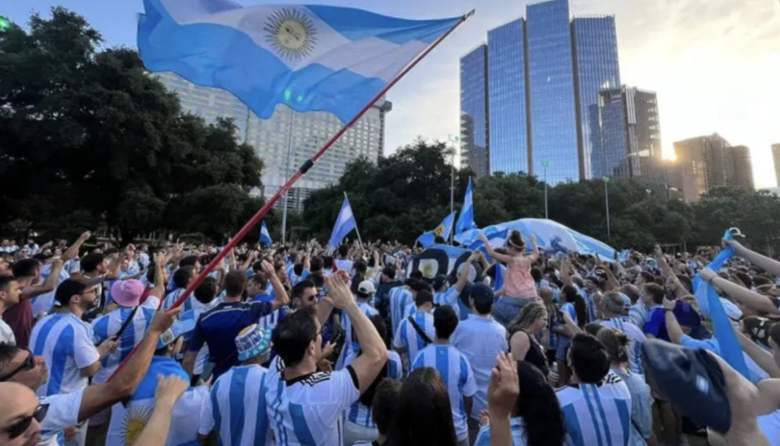 Miles de argentinos coparon las calles de Kansas en la previa del debut mundialista
