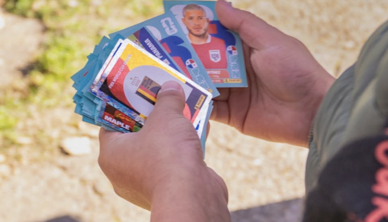 La Plaza se puso en «Modo Mundial» con un intercambio de figuritas que convocó a toda la familia