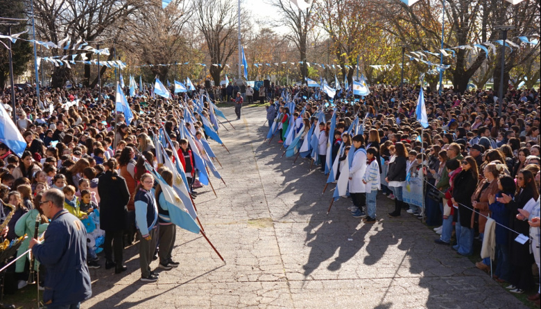 Más de mil alumnos de todo el distrito declararon lealtad a la Bandera Argentina en una emotiva promesa