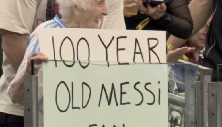 Tiene 100 años, ama a Messi y se volvió furor: quién es la abuela récord que emocionó en el Mundial