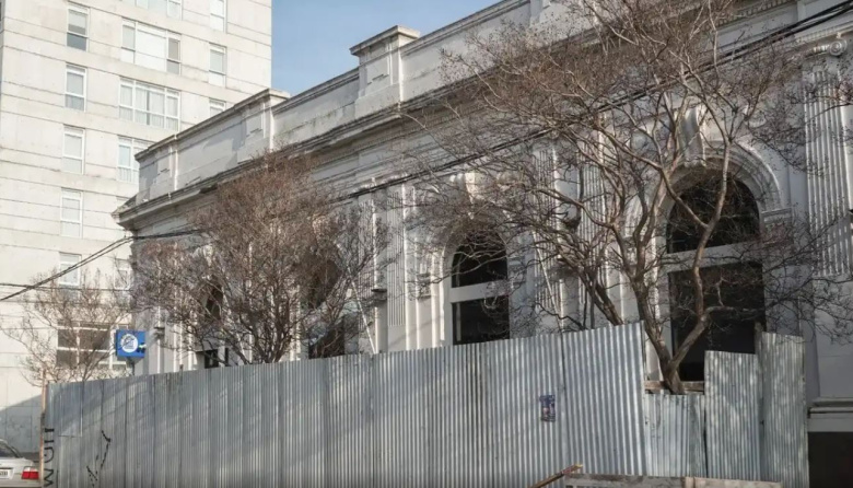 Reparan la fachada del edificio centro del Banco de la Nación
