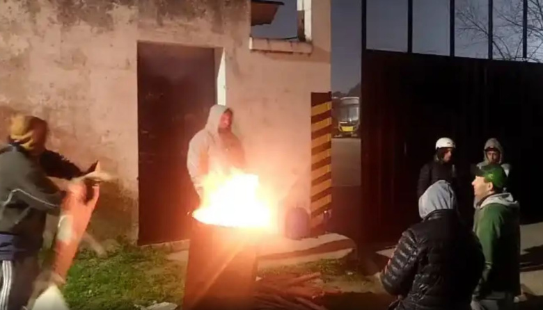 Colectivos: los choferes no pudieron ingresar a la empresa