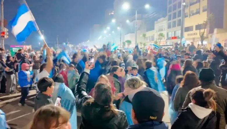 La Rambla se llenó de celeste y blanco para festejar el triunfo ante Cabo Verde