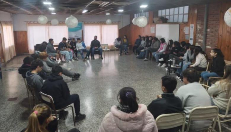 Charla de escucha y prevención de adicciones en escuelas de Juan n. Fernández