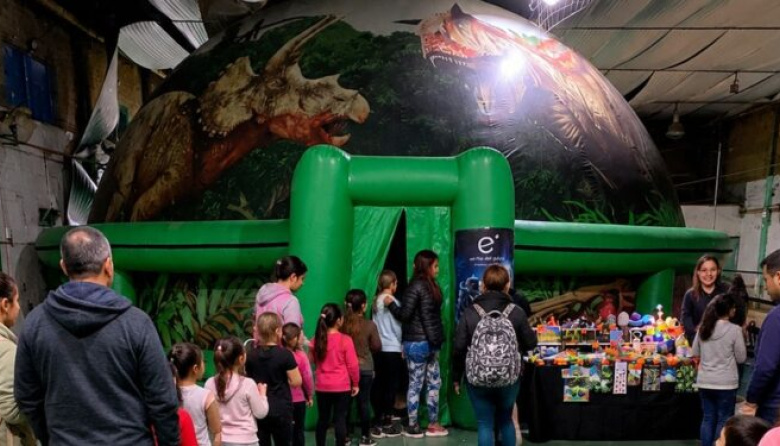 Un planetario móvil llega a Quequén con funciones sobre el universo, el océano y los dinosaurios