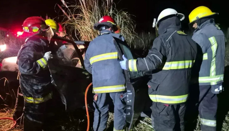 El camionero habría invadido el carril y embistió al remise