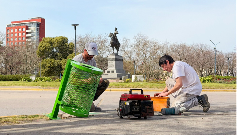 Renuevan los cestos papeleros del microcentro y la Plaza Dardo Rocha