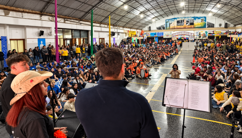 Arturo Rojas dio la bienvenida a los más de 750 jóvenes que participan de la "Invasión de Pueblos"