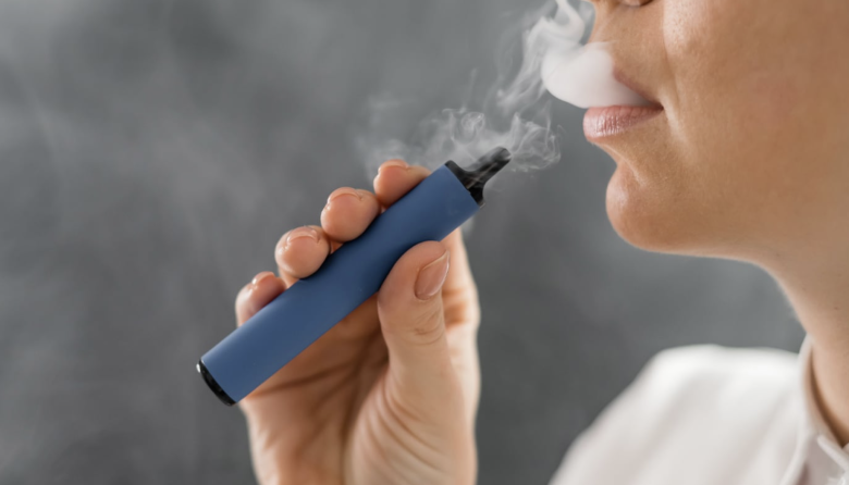 Buscan prohibir el uso de vapeadores en espacios cerrados y advierten sobre sus riesgos para la salud